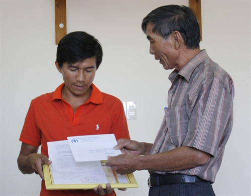 Đại diện Ban An toàn giao thông tỉnh Kon Tum trao giấy khen và tiền thưởng cho anh Phan Ngọc Đắc. Ảnh: Hồng Điệp- TTXVN Đại diện Ban An toàn giao thông tỉnh Kon Tum trao giấy khen và tiền thưởng cho anh Phan Ngọc Đắc. Ảnh: Hồng Điệp- TTXVN