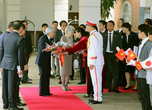 Quang cảnh lễ đón Nhà vua và Hoàng hậu tại Thủ đô Hà Nội. Ảnh: Nguyễn Dân – TTXVN