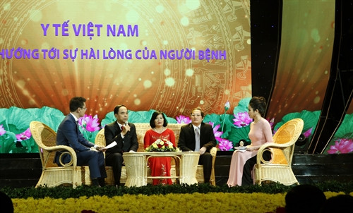 Đại diện lãnh đạo Bộ Y tế và các thầy thuốc giao lưu tại chương trình. Ảnh: Dương Ngọc - TTXVN