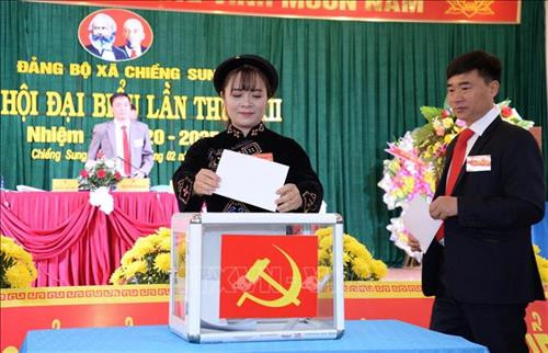 Các đại biểu bỏ phiếu bầu ra BCH Đảng bộ xã Chiềng Sung, huyện Mai Sơn lần thứ XXII, nhiệm kỳ 2020-2025. Ảnh: Quang Quyết-TTXVN