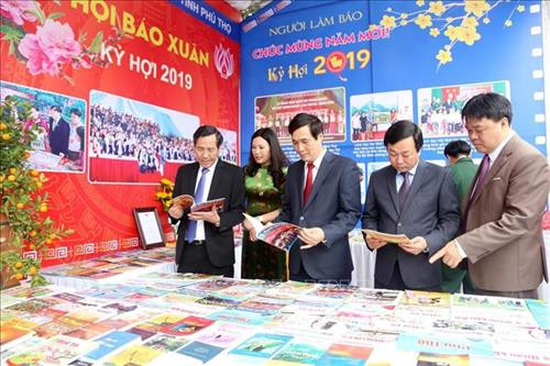 Các đại biểu thăm gian trưng bày tại Hội báo Xuân Kỷ Hợi. Ảnh: Thu Hằng - TTXVN Các đại biểu thăm gian trưng bày tại Hội báo Xuân Kỷ Hợi. Ảnh: Thu Hằng - TTXVN