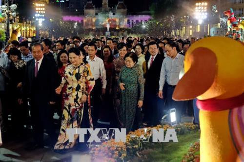 Các đồng chí lãnh đạo Đảng, Nhà nước, Thành phố Hồ Chí Minh và khách mời tham quan Đường hoa Tết Mậu Tuất 2018. Ảnh: Thế Anh-TTXVN Các đồng chí lãnh đạo Đảng, Nhà nước, Thành phố Hồ Chí Minh và khách mời tham quan Đường hoa Tết Mậu Tuất 2018. Ảnh: Thế Anh-TTXVN