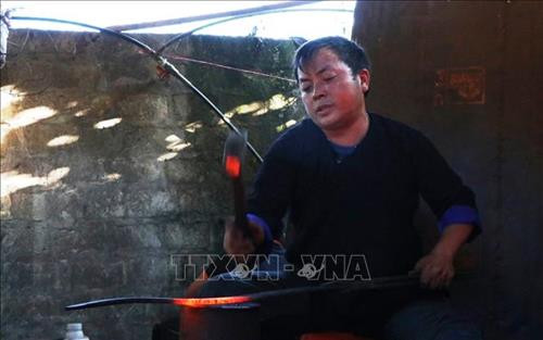 Để làm ra những sản phẩm nông cụ sinh hoạt hàng ngày sắc bén như con dao, cái cuốc, lưỡi cầy, người Mông có những “bí quyết” riêng được truyền từ đời ông cha. Ảnh: Tuấn Anh-TTXVN