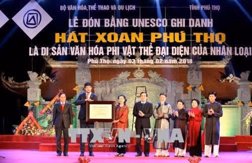 Ông Michael Croft, Trưởng đại diện Văn phòng UNESCO Việt Nam trao Bằng công nhận Hát Xoan là Di sản Văn hóa phi vật thể đại diện của nhân loại cho tỉnh Phú Thọ. Ảnh: Trung Kiên