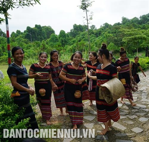 Các cô gái rủ nhau "đi sim". Ảnh: Hoàng Hải