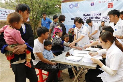 Khám bệnh miễn phí cho người dân xã La Pán Tẩn, huyện Mù Cang Chải. Ảnh: Đinh Thùy - TTXVN Khám bệnh miễn phí cho người dân xã La Pán Tẩn, huyện Mù Cang Chải. Ảnh: Đinh Thùy - TTXVN