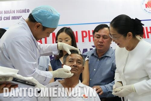 Ông Trần Quang Hùng, 71 tuổi, bệnh nhân thứ 600.000 được phẫu thuật mắt miễn phí từ chương trình của Hội Bảo trợ Bệnh nhân nghèo Thành phố Hồ Chí Minh. Ảnh: Đinh Hằng