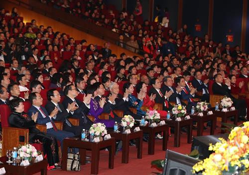 Tổng Bí thư, Chủ tịch nước Nguyễn Phú Trọng và các đại biểu dự chương trình Xuân Quê hương 2019. Ảnh: Trí Dũng - TTXVN Tổng Bí thư, Chủ tịch nước Nguyễn Phú Trọng và các đại biểu dự chương trình Xuân Quê hương 2019. Ảnh: Trí Dũng - TTXVN