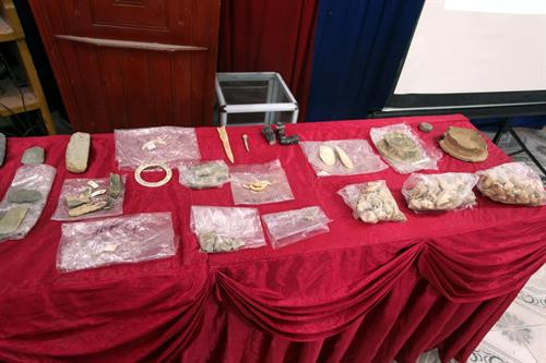 Các hiện vật thu được từ đợt khai quật khảo cổ di tích Đền Thắm. Ảnh: Đức Hiếu- TTXVN Các hiện vật thu được từ đợt khai quật khảo cổ di tích Đền Thắm. Ảnh: Đức Hiếu- TTXVN