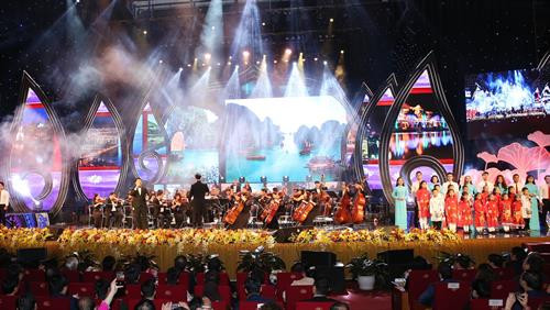 Chương trình văn nghệ Xuân Quê hương năm 2019. Ảnh: Lâm Khánh - TTXVN Chương trình văn nghệ Xuân Quê hương năm 2019. Ảnh: Lâm Khánh - TTXVN