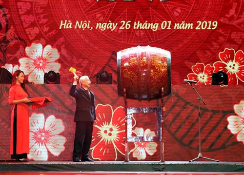 Tổng Bí thư, Chủ tịch nước Nguyễn Phú Trọng đánh trống khai mạc Xuân Quê hương năm 2019. Ảnh: Lâm Khánh - TTXVN Tổng Bí thư, Chủ tịch nước Nguyễn Phú Trọng đánh trống khai mạc Xuân Quê hương năm 2019. Ảnh: Lâm Khánh - TTXVN