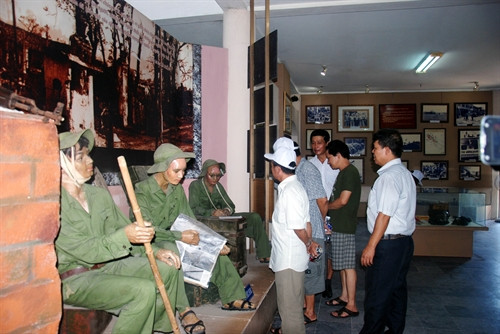 Du khách tham quan bảo tàng Thành cổ Quảng Trị.