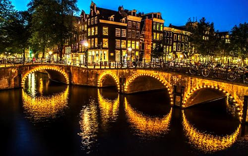 4: Là số mét mà Schiphol - sân bay Amsterdam - nằm dưới mực nước biển. Ảnh: NACO. 165: Là tổng số kênh đào ở Amsterdam với tổng chiều dài lên tới khoảng 100 km. Trong đó, khu vực kênh được đào từ thế kỷ 17 ở Singelracht đã trở thành Di sản Thế giới của UNESCO vào năm 2010. Ảnh: Thewallpaper. 1.281: Đó là tất cả số cầu ở Amsterdam, trong đó 80 cầu nằm trong trung tâm thành phố. Magere Brug - còn được gọi là cầu Skinny - là cây cầu nổi tiếng nhất. Ngoài ra, nơi kênh đào Reguliersgracht và Herengracht giao nhau chính là cầu Bridge of 15 Bridges. Nếu tìm được vị trí lý tưởng, đặc biệt vào ban đêm, bạn có thể nhìn thấy những nhịp cầu có 15 mái vòm được chiếu sáng lung linh. Ảnh: Traveltipy. 1.515: Là số lượng quán bar và cà phê ở Amsterdam. Đây là thiên đường dành cho những người mê bia Heineken. Ảnh: Panoramio. 2.500: Amsterdam có khoảng 2.500 nhà thuyền neo đậu trên khắp các con kênh. Hầu hết trong số đó là nơi cư trú của người dân, một số khác dành sẵn cho du khách. Đáng chú ý, có cả một nhà thuyền chỉ dành riêng cho mèo, đó là De Poezenboot trên kênh Singel. Ảnh: Hotel Cornelisz. 25.000: Hàng năm, có khoảng 25.000 chiếc xe đạp kết thúc “cuộc đời” mình ở các kênh đào của Amsterdam. Vì thế, ở đây cũng đã xuất hiện một nghề khá độc: nghề vớt xe đạp. Theo một thợ “câu” xe đạp ở Amsterdam, khoảng 20% số xe “cuốn theo chiều gió”, 80% còn lại là do người dân cố tình ném xuống. Ảnh: Dutchamsterdam. 881.000: Thật lạ là trong khi cư dân thành phố chỉ có khoảng 799.400 người, Amsterdam có đến khoảng 881.000 chiếc xe đạp. Một số ước tính cho biết cứ mỗi năm lại có khoảng 100.000 chiếc xe bị mất cắp. Đây cũng là thứ bị mất trộm nhiều nhất tại thủ đô Hà Lan mà không phải tiền bạc hay tài sản vĩ đại gì khác. Ảnh: Michell Zappa/Flickr . 11.000.000: Là số lượng trụ gỗ ước tính nâng đỡ cho các tòa nhà ở Amsterdam. Mọi cấu trúc trong thành phố đều sử dụng những trụ gỗ dài từ 15-20 mét chôn xuyên qua bùn và cố định trong một lớp cát dày trung bình 11 m. Một ngôi nhà điển hình ở đây thường có khoảng 10 cây gỗ giúp bảo vệ nó khỏi lớp bùn lầy, trong khi nhà ga trung tâm Central Station phải cần đến gần 9.000 trụ. Ảnh: Erik Tjallinks/Flickr. 20.000.000: Là lượng khách hàng năm tới thăm Amsterdam, nhiều gấp khoảng 20 lần dân số địa phương. May mắn thay, bạn vẫn có thể tìm thấy cho mình những nơi yên tĩnh để thư giãn. Ảnh: National Geographic. 4: Là số mét mà Schiphol - sân bay Amsterdam - nằm dưới mực nước biển. Ảnh: NACO. 165: Là tổng số kênh đào ở Amsterdam với tổng chiều dài lên tới khoảng 100 km. Trong đó, khu vực kênh được đào từ thế kỷ 17 ở Singelracht đã trở thành Di sản Thế giới của UNESCO vào năm 2010. Ảnh: Thewallpaper. 1.281: Đó là tất cả số cầu ở Amsterdam, trong đó 80 cầu nằm trong trung tâm thành phố. Magere Brug - còn được gọi là cầu Skinny - là cây cầu nổi tiếng nhất. Ngoài ra, nơi kênh đào Reguliersgracht và Herengracht giao nhau chính là cầu Bridge of 15 Bridges. Nếu tìm được vị trí lý tưởng, đặc biệt vào ban đêm, bạn có thể nhìn thấy những nhịp cầu có 15 mái vòm được chiếu sáng lung linh. Ảnh: Traveltipy. 1.515: Là số lượng quán bar và cà phê ở Amsterdam. Đây là thiên đường dành cho những người mê bia Heineken. Ảnh: Panoramio. 2.500: Amsterdam có khoảng 2.500 nhà thuyền neo đậu trên khắp các con kênh. Hầu hết trong số đó là nơi cư trú của người dân, một số khác dành sẵn cho du khách. Đáng chú ý, có cả một nhà thuyền chỉ dành riêng cho mèo, đó là De Poezenboot trên kênh Singel. Ảnh: Hotel Cornelisz. 25.000: Hàng năm, có khoảng 25.000 chiếc xe đạp kết thúc “cuộc đời” mình ở các kênh đào của Amsterdam. Vì thế, ở đây cũng đã xuất hiện một nghề khá độc: nghề vớt xe đạp. Theo một thợ “câu” xe đạp ở Amsterdam, khoảng 20% số xe “cuốn theo chiều gió”, 80% còn lại là do người dân cố tình ném xuống. Ảnh: Dutchamsterdam. 881.000: Thật lạ là trong khi cư dân thành phố chỉ có khoảng 799.400 người, Amsterdam có đến khoảng 881.000 chiếc xe đạp. Một số ước tính cho biết cứ mỗi năm lại có khoảng 100.000 chiếc xe bị mất cắp. Đây cũng là thứ bị mất trộm nhiều nhất tại thủ đô Hà Lan mà không phải tiền bạc hay tài sản vĩ đại gì khác. Ảnh: Michell Zappa/Flickr . 11.000.000: Là số lượng trụ gỗ ước tính nâng đỡ cho các tòa nhà ở Amsterdam. Mọi cấu trúc trong thành phố đều sử dụng những trụ gỗ dài từ 15-20 mét chôn xuyên qua bùn và cố định trong một lớp cát dày trung bình 11 m. Một ngôi nhà điển hình ở đây thường có khoảng 10 cây gỗ giúp bảo vệ nó khỏi lớp bùn lầy, trong khi nhà ga trung tâm Central Station phải cần đến gần 9.000 trụ. Ảnh: Erik Tjallinks/Flickr. 20.000.000: Là lượng khách hàng năm tới thăm Amsterdam, nhiều gấp khoảng 20 lần dân số địa phương. May mắn thay, bạn vẫn có thể tìm thấy cho mình những nơi yên tĩnh để thư giãn. Ảnh: National Geographic.