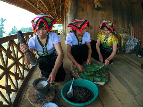 Đồng bào Thái chuẩn bị lễ vật dâng cúng Đồng bào Thái chuẩn bị lễ vật dâng cúng