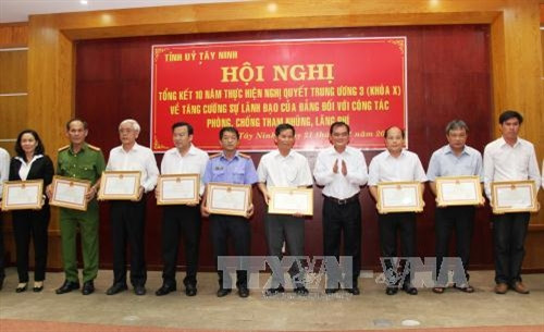 Các tập thể được Chủ tịch UBND tỉnh Tây Ninh tặng Bằng khen về thành tích chống tham nhũng, lãng phí. Ảnh: Lê Đức Hoảnh/TTXVN