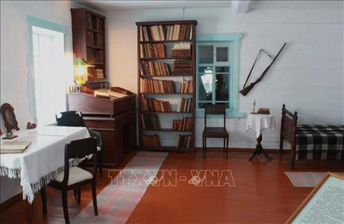 Chiếc súng săn và những vật dụng bên trong phòng làm việc của Lenin. Ảnh: Trần Hiếu - Pv TTXVN tại LB Nga Chiếc súng săn và những vật dụng bên trong phòng làm việc của Lenin. Ảnh: Trần Hiếu - Pv TTXVN tại LB Nga