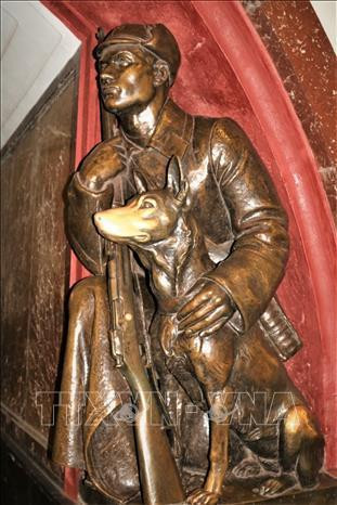 Mõm chó của tượng bị xoa mòn nghiêm trọng nhất khi phục vụ mong ước thi đỗ của các sĩ tử. Ảnh: Duy Trinh-P/v TTXVN tại Liên bang Nga Tượng bà mẹ bồng con với nhiều phần bị xoa mòn do quan niệm sẽ sinh nhiều con cái. Ảnh: Duy Trinh-P/v TTXVN tại Liên bang Nga