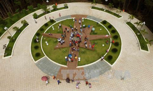 Đông đảo du khách tham quan Mốc tọa độ Quốc gia GPS 0001 có hình dạng 6 cánh hoa gió định hướng tại Khu Công viên văn hóa – Du lịch Mũi Cà Mau. Ảnh: An Hiếu – TTXVN