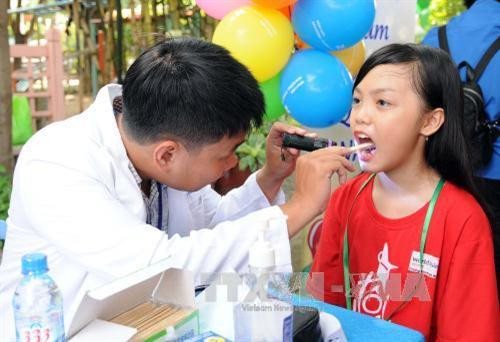 Khám bệnh miễn phí cho các thiếu nhi tại công viên Khánh Hội, quận 4. Ảnh: An Hiếu – TTXVN