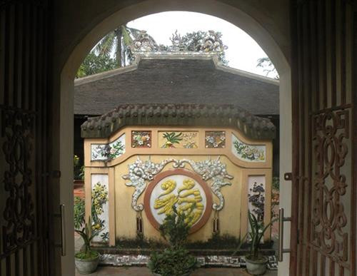 Bình phong Phủ thờ Khánh Quận Công.