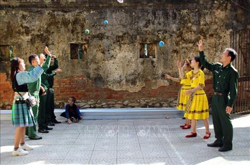 Trò chơi ném Pao truyền thống trong các dịp lễ, Tết của đồng bào dân tộc Mông. Ảnh: Diệp Anh - TTXVN