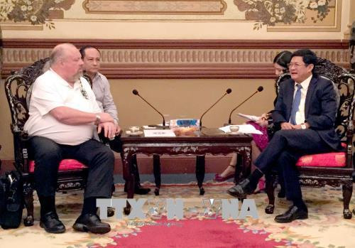 Phó Chủ tịch Huỳnh Cách Mạng tiếp ông Grant T.Coates, Ủy viên chương trình "Sáng kiến Cựu chiến binh" của cựu chiến binh Hoa Kỳ (trái). Ảnh: Xuân Khu - TTXVN