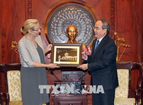 Bí thư Nguyễn Thiện Nhân tặng quà lưu niệm Bộ trưởng Ngoại thương và Hợp tác phát triển Hà Lan. Ảnh: Xuân Khu – TTXVN