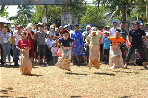 Trẻ em tham gia trò chơi nhảy bao bố. Ảnh: Tuấn Anh - TTXVN Trẻ em tham gia trò chơi nhảy bao bố. Ảnh: Tuấn Anh - TTXVN