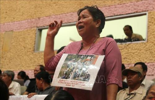 Người dân đem theo bản đồ quy hoạch Khu đô thị mới Thủ Thiêm đến chất vấn Đoàn đại biểu Quốc hội thành phố. Ảnh: Trần Xuân Tình - TTXVN Người dân đem theo bản đồ quy hoạch Khu đô thị mới Thủ Thiêm đến chất vấn Đoàn đại biểu Quốc hội thành phố. Ảnh: Trần Xuân Tình - TTXVN