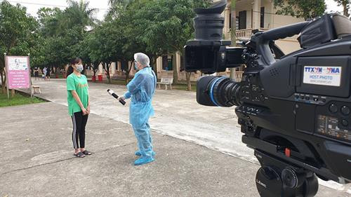 Phóng viên Trung tâm Truyền hình Thông tấn (TTXVN) tác nghiệp tại khu cách ly Trung đoàn 824, Bộ chỉ huy quân sự tỉnh Vĩnh Phúc. Ảnh: TTXVN Phóng viên Trung tâm Truyền hình Thông tấn (TTXVN) tác nghiệp tại khu cách ly Trung đoàn 824, Bộ chỉ huy quân sự tỉnh Vĩnh Phúc. Ảnh: TTXVN