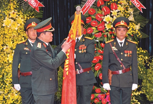 Lãnh đạo Bộ quốc phòng trao tặng Huân chương quân công hạng 3 cho Học viện Lục quân Đà Lạt