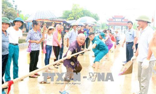 Chơi kéo co thu hút 8 đội tuyển đến từ các thôn, xóm trên địa bàn tham gia sôi nổi. Ảnh: Đại Nghĩa- TTXVN