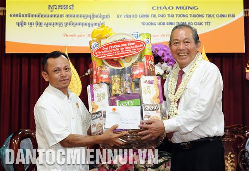 Phó Thủ tướng thường trực Trương Hòa Bình chúc mừng, tặng quà Tết cho đại diện công nhân Khmer đang làm việc tại Thành phố Hồ Chí Minh