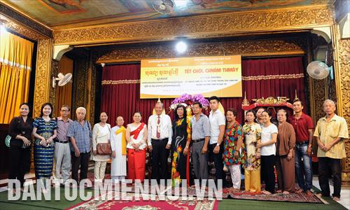 Phó Thủ tướng thường trực Trương Hòa Bình với bà con phật tử Khmer đang sinh sống làm việc tại Thành phố Hồ Chí Minh