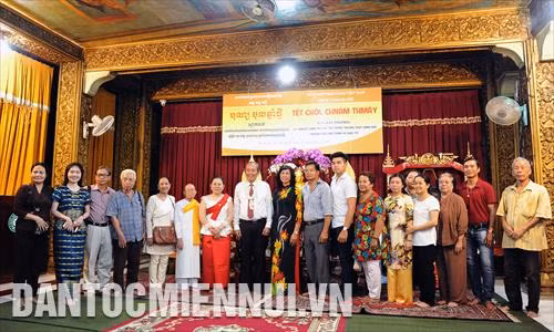 Phó Thủ tướng thường trực Trương Hòa Bình với bà con phật tử Khmer đang sinh sống làm việc tại Thành phố Hồ Chí Minh