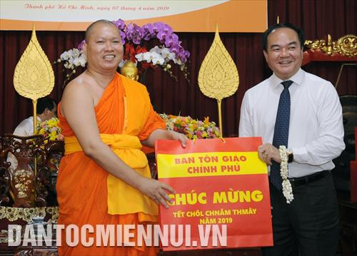 Đại diện Ban Tôn giáo Chính phủ tặng quà chúc mừng đại diện chư tăng Khmer chùa Candaransi, Thành phố Hồ Chí Minh