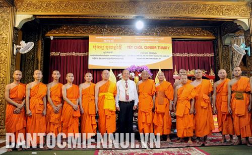 Phó Thủ tướng thường trực Trương Hòa Bình với các chư tăng Nam tông Khmer tại chùa Candaransi, Thành phố Hồ Chí Minh