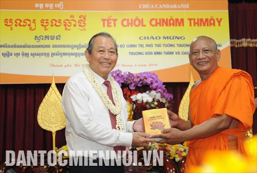 Hòa thượng Danh Lung, trụ trì Chùa Candaransi tặng quà lưu niệm Phó Thủ tướng thường trực Trương Hòa Bình