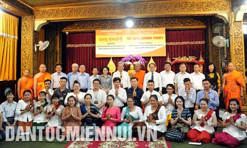 Phó Thủ tướng thường trực Trương Hòa Bình và các đại biểu chụp ảnh lưu niệm với các sinh viên, đồng bào Khmer đang học tập và làm việc tại Thành phố Hồ Chí Minh