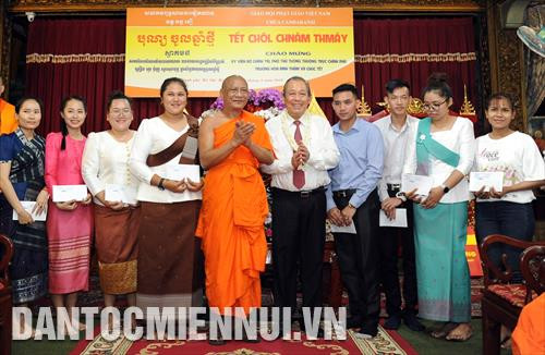 Phó Thủ tướng thường trực Trương Hòa Bình và Hòa thượng Danh Lung, trụ trì chùa Candaransi trao tặng học bổng cho các sinh viên Khmer đang học tập tại Thành phố Hồ Chí Minh