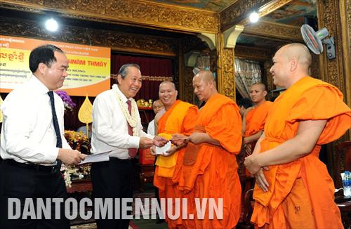 Phó Thủ tướng thường trực Trương Hòa Bình thăm hỏi, tặng quà Tết cho chư tăng tại chùa Candaransi, Thành phố Hồ Chí Minh