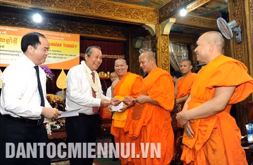 Phó Thủ tướng thường trực Trương Hòa Bình thăm hỏi, tặng quà Tết cho chư tăng tại chùa Candaransi, Thành phố Hồ Chí Minh