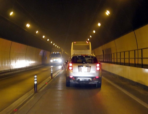 Xe lưu thông qua hầm đường bộ Phước Tượng - Phú Gia . Ảnh: Quốc Vietj- TTXVN Xe lưu thông qua hầm đường bộ Phước Tượng - Phú Gia . Ảnh: Quốc Vietj- TTXVN