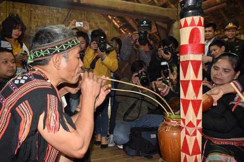 Những người tham dự buổi lễ sẽ lần lượt được chủ lễ mời uống rượu.