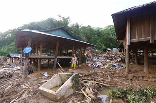 Khung cảnh tan hoang của bản Poọng sau cơn lũ dữ. Ảnh: Trọng Đạt – TTXVN Khung cảnh tan hoang của bản Poọng sau cơn lũ dữ. Ảnh: Trọng Đạt – TTXVN