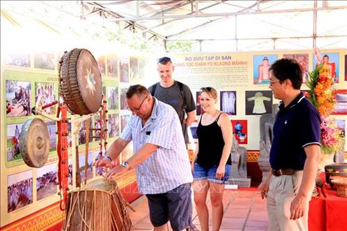 Du khách quốc tế tham quan, tìm hiểu nhạc cụ của các dân tộc tại Triển lãm. Ảnh: Hồng Hiếu- TTXVN Du khách quốc tế tham quan, tìm hiểu nhạc cụ của các dân tộc tại Triển lãm. Ảnh: Hồng Hiếu- TTXVN