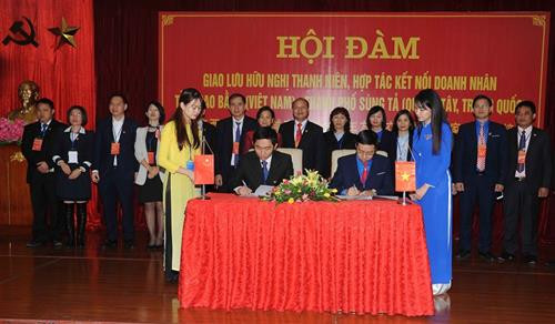 Lãnh đạo Tỉnh đoàn Thanh niên Cao Bằng (Việt Nam) và Thành đoàn thành phố Sùng Tả (Trung Quốc) ký kết Biên bản hội đàm. Ảnh: Nguồn baocaobang.vn Lãnh đạo Tỉnh đoàn Thanh niên Cao Bằng (Việt Nam) và Thành đoàn thành phố Sùng Tả (Trung Quốc) ký kết Biên bản hội đàm. Ảnh: Nguồn baocaobang.vn