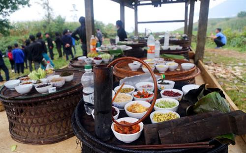 Địa đểm tổ chức Lễ hội Khô Già Già thường là một bãi đất rộng cạnh bìa rừng. Nơi đây có lán thờ được người dân làm bằng gỗ, lợp mái cỏ. Lễ hội thường diễn ra vào đầu tháng 6 âm lịch. Mở đầu là nghi thức mổ trâu hiến tế thần linh thu hút đông thanh niên, trai tráng tham gia Vào ngày hôm sau, mỗi gia đình đều tự chuẩn bị mâm lễ vật mang đến rừng làm lễ cúng thần linh. Mỗi mâm lễ, ngoài thịt trâu còn có các nông sản do người dân tự trồng cấy, chăn nuôi được như thịt gà, thịt lợn, đậu tương, bí đỏ, lạc rang, rượu trắng… Thầy cúng tại thôn Choản Thèn, xã Y Tý chuẩn bị đồ cho lễ cúng. Hai thầy cúng chính thực hiện nghi lễ cúng thần đất, thần nước, thần rừng. Các thầy cúng còn làm lễ cúng tại cột đu quay, đu dây và thực hiện nghi thức thử đu để kiểm tra độ an toàn trước khi cho phép người dân và trẻ em tham gia. Sau nghi lễ cúng, các mâm lễ vật được chuyển vào lán thờ và đại diện các gia đình ngồi ăn cơm, uống rượu, chia sẻ kinh nghiệm sản xuất. Người dân trong thôn được nghỉ 3 ngày để vui chơi, kiêng vào rừng chặt cây, lấy củi, đào đất… Lễ hội Khô Già Già chứa đựng ý nghĩa nhân văn sâu sắc, được đồng bào Hà Nhì đen trên vùng cao Bát Xát gìn giữ qua nhiều thế hệ. Địa đểm tổ chức Lễ hội Khô Già Già thường là một bãi đất rộng cạnh bìa rừng. Nơi đây có lán thờ được người dân làm bằng gỗ, lợp mái cỏ. Lễ hội thường diễn ra vào đầu tháng 6 âm lịch. Mở đầu là nghi thức mổ trâu hiến tế thần linh thu hút đông thanh niên, trai tráng tham gia Vào ngày hôm sau, mỗi gia đình đều tự chuẩn bị mâm lễ vật mang đến rừng làm lễ cúng thần linh. Mỗi mâm lễ, ngoài thịt trâu còn có các nông sản do người dân tự trồng cấy, chăn nuôi được như thịt gà, thịt lợn, đậu tương, bí đỏ, lạc rang, rượu trắng… Thầy cúng tại thôn Choản Thèn, xã Y Tý chuẩn bị đồ cho lễ cúng. Hai thầy cúng chính thực hiện nghi lễ cúng thần đất, thần nước, thần rừng. Các thầy cúng còn làm lễ cúng tại cột đu quay, đu dây và thực hiện nghi thức thử đu để kiểm tra độ an toàn trước khi cho phép người dân và trẻ em tham gia. Sau nghi lễ cúng, các mâm lễ vật được chuyển vào lán thờ và đại diện các gia đình ngồi ăn cơm, uống rượu, chia sẻ kinh nghiệm sản xuất. Người dân trong thôn được nghỉ 3 ngày để vui chơi, kiêng vào rừng chặt cây, lấy củi, đào đất… Lễ hội Khô Già Già chứa đựng ý nghĩa nhân văn sâu sắc, được đồng bào Hà Nhì đen trên vùng cao Bát Xát gìn giữ qua nhiều thế hệ.