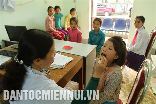 Những năm qua, công tác chăm sóc sức khỏe cho học sinh là con em đồng bào dân tộc Mông trong huyện được chú trọng. Trong ảnh: Khám sức khỏe cho học sinh dân tộc Mông ở Trạm y tế xã Khâu Vai. Ảnh: An Thành Đạt