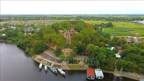 Chùa Thiên Mụ tọa lạc trên đồi Hà Khê bên dòng sông Hương. Ảnh: Nhật Anh - TTXVN Chùa Thiên Mụ tọa lạc trên đồi Hà Khê bên dòng sông Hương. Ảnh: Nhật Anh - TTXVN